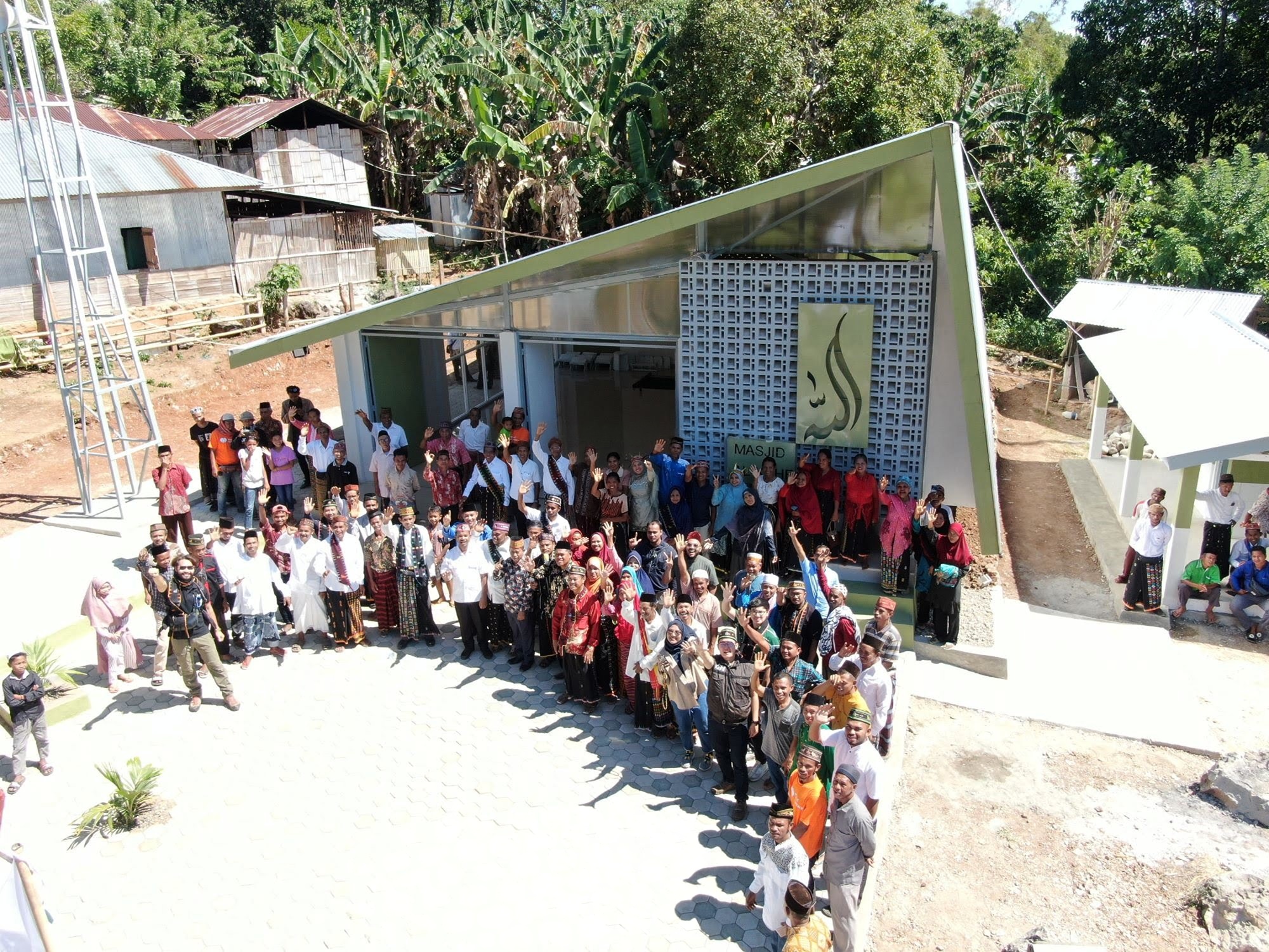 Warga Muslim dan Kristiani di peresmian Masjid Al-Kahf