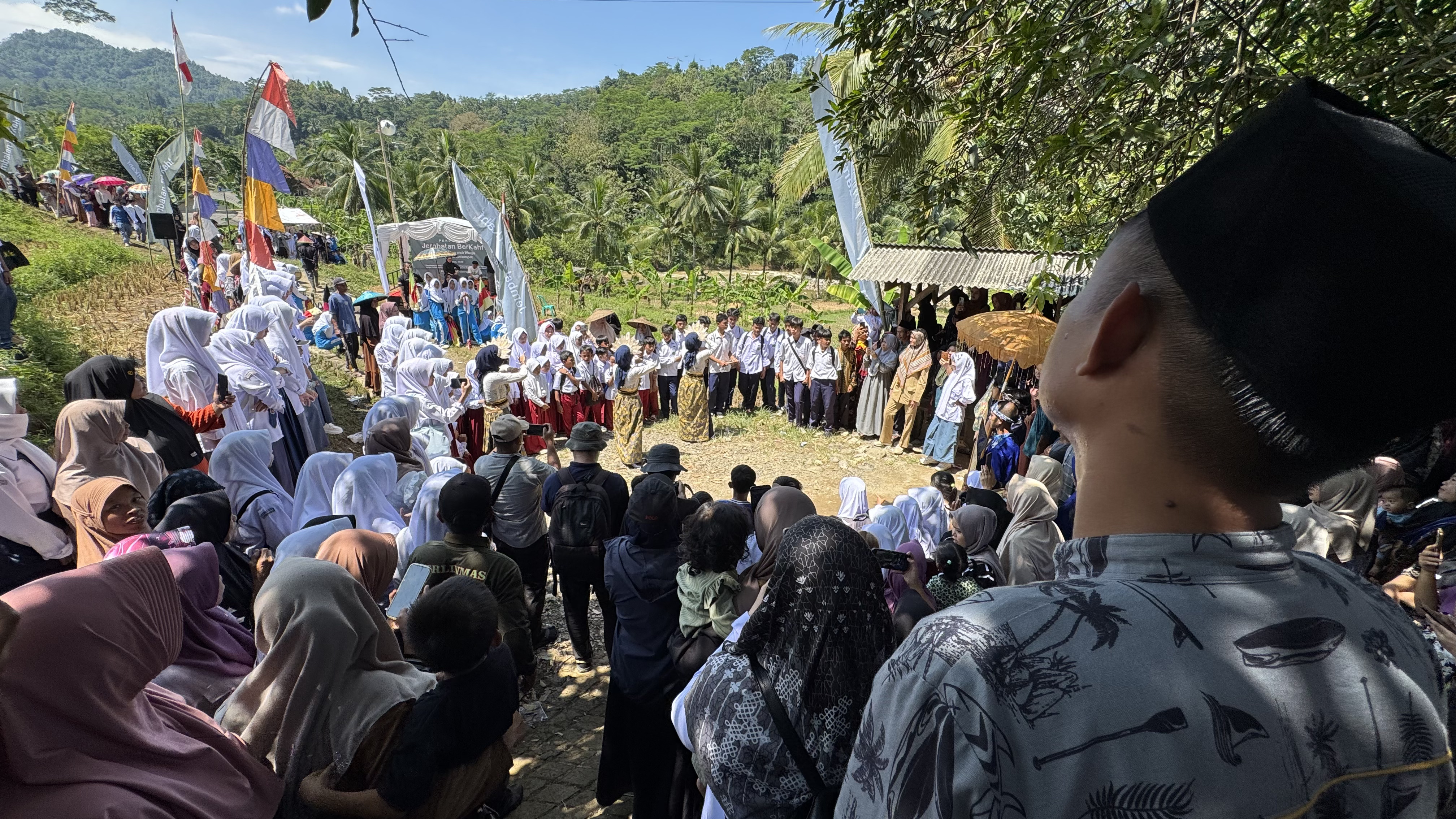 Kebersamaan bersama warga dalam menyambut Jembatan Berkahf